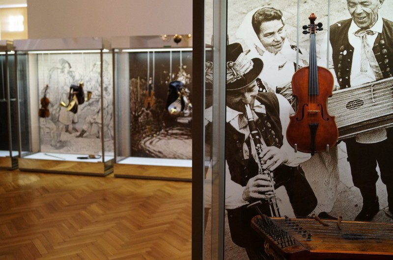 Instruments… – see and hear the tradition