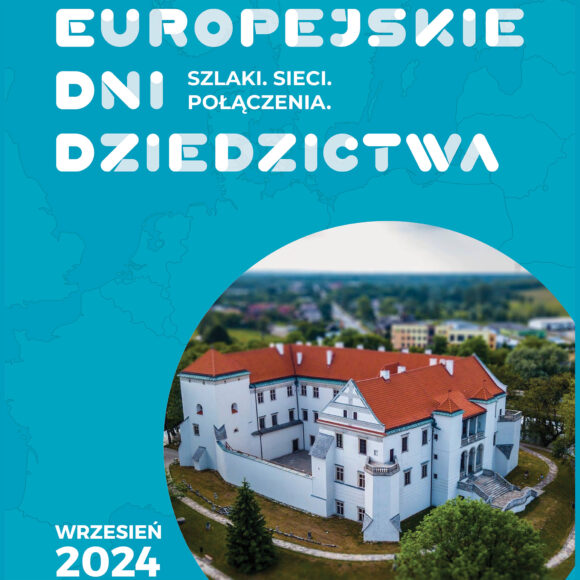 Plakat w kolorze niebieskim z zarysami krajów europejskich i białe napisy. W lewym dolnym rogu półkole z zamkiem w szydłowcu widocznym od góry i panorama miasta za nim.