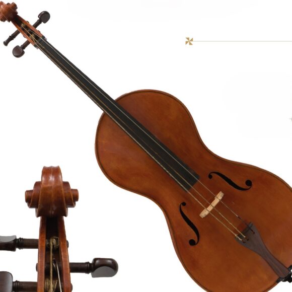 Drewniany instrument muzyczny i jego fragment. Ciemny brązowy kolor, instrument posiada strunami i pudło w kształcie gruszki z dwoma otworami. U góry główka z kołkami rzeźbiona w kształcie ślimacznicy.