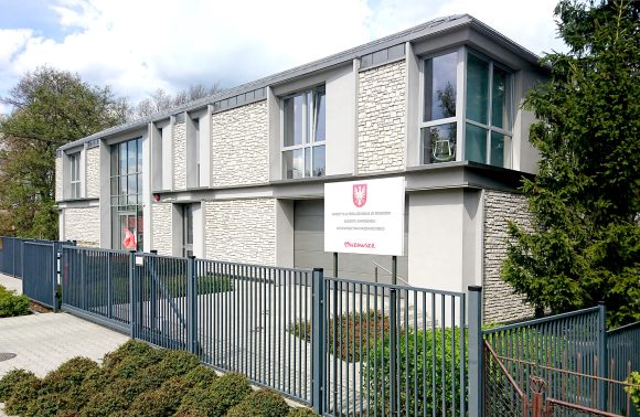 Zdjęcie. Nowoczesny budynek z szarego kamienia z dużymi oknami.