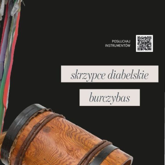 wystawa dźwięki ziemi - kaszuby Grafika z czarnym tłem. Po lewej burczybas. Po prawej czarne napisy z białym kwadratowym tłem.