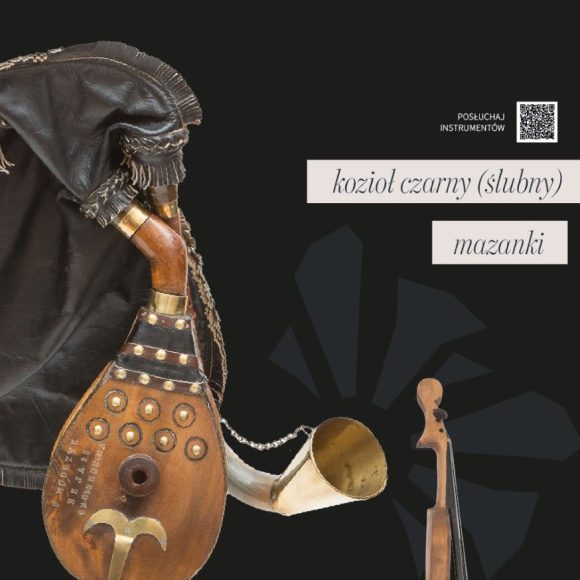 wystawa dźwięki ziemi - polskie ludowe instrumenty muzyczne Grafika z czarnym tłem. Po lewej kozioł czarny. Po prawej czarne napisy z białym kwadratowym tłem.