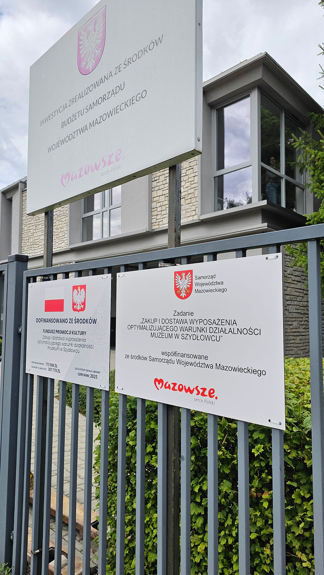 Tablice informacyjne dotyczące dofinansowania na Zakup i dostawa wyposażenia optymalizującego warunki działalności muzeum w Szydłowcu ze środków Funduszu Promocji Kultury oraz Samorządu Województwa Mazowieckiego.