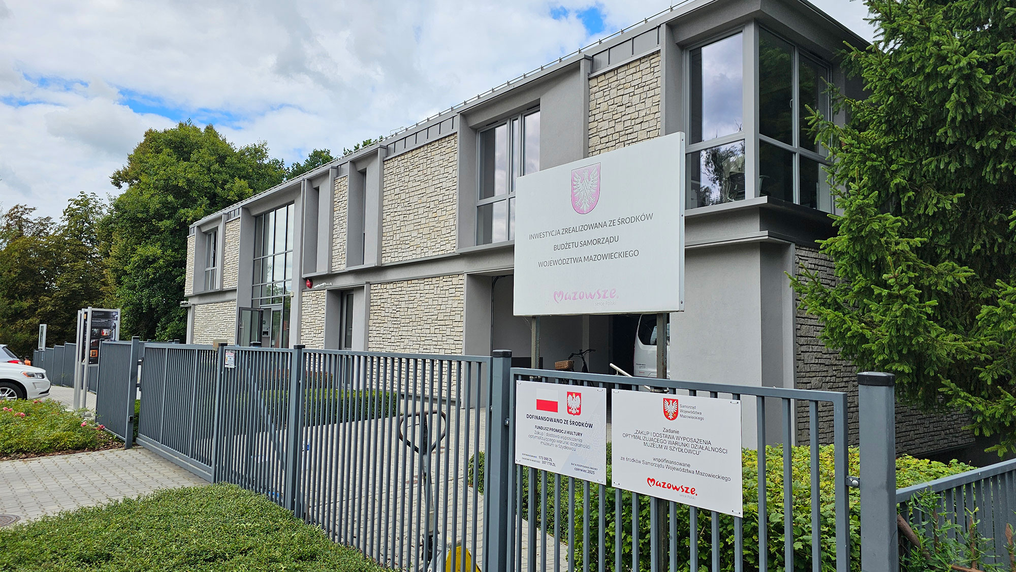 Tablice informacyjne dotyczące dofinansowania na Zakup i dostawa wyposażenia optymalizującego warunki działalności muzeum w Szydłowcu ze środków Funduszu Promocji Kultury oraz Samorządu Województwa Mazowieckiego.