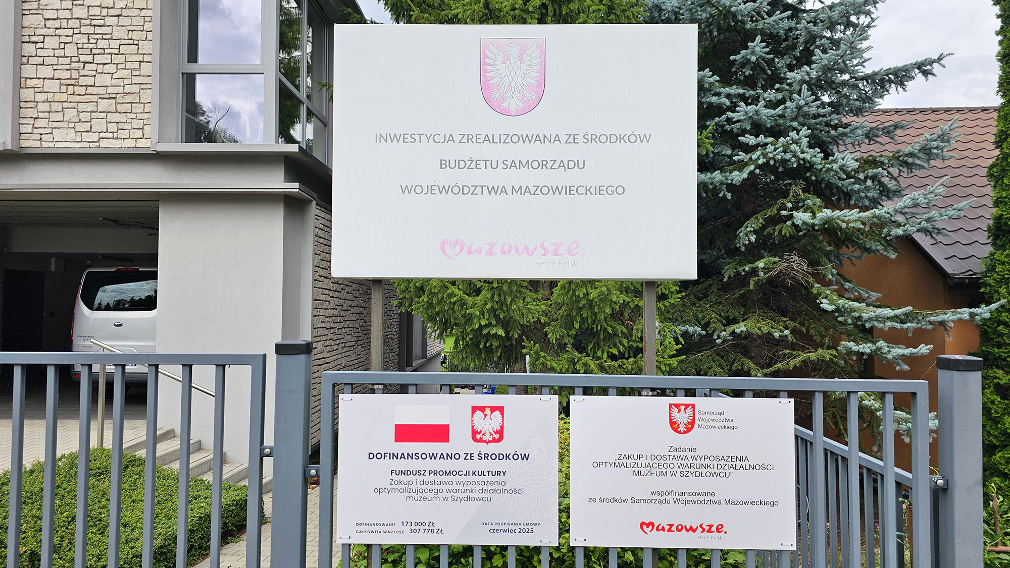 Tablice informacyjne dotyczące dofinansowania na Zakup i dostawa wyposażenia optymalizującego warunki działalności muzeum w Szydłowcu ze środków Funduszu Promocji Kultury oraz Samorządu Województwa Mazowieckiego.