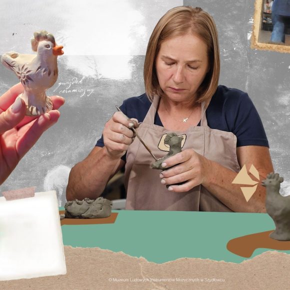 Plizga Zdjęcie. Kobieta siedząca za stołem. W prawej ręce trzyma drewniane narzędzie, którym formuje gwizdek z gliny. Obok dłoń trzymająca gotowy ceramiczny gwizdek w kształcie ptaka.