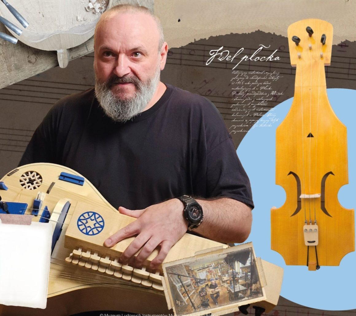 kościółek Zdjęcie. Mężczyzna bez włosów z brodą trzyma w rękach drewniany instrument - lirę korbową.