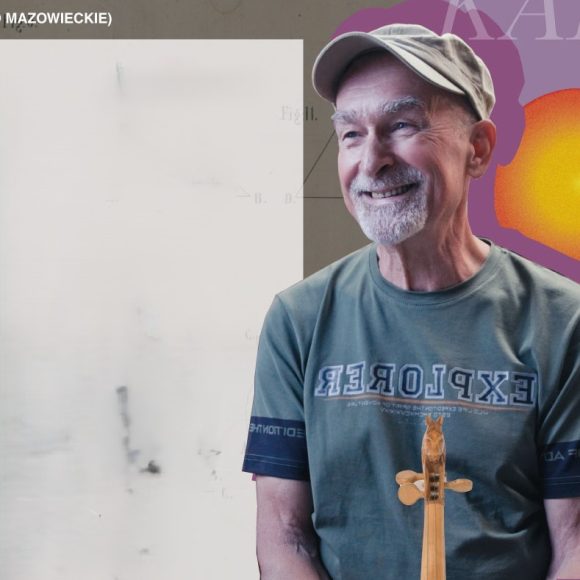 staśkiewicz Zdjęcie. Uśmiechnięty mężczyzna z krótką brodą w zielonkawej koszulce z krótkim rękawem, na głowie czapka z daszkiem.