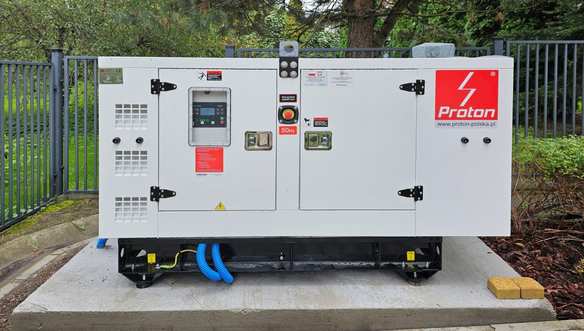 Agregat prądotwórczy zakupiony w ramach projektu „Zakup i dostawa wyposażenia optymalizującego warunki działalności Muzeum”, który otrzymał dofinansowanie ze środków Ministra Kultury i Dziedzictwa Narodowego z programu „Infrastruktura kultury”, ze środków pochodzących z Funduszu Promocji Kultury. Dodatkowe wsparcie zapewnił Samorząd Województwa Mazowieckiego, współfinansując projekt.