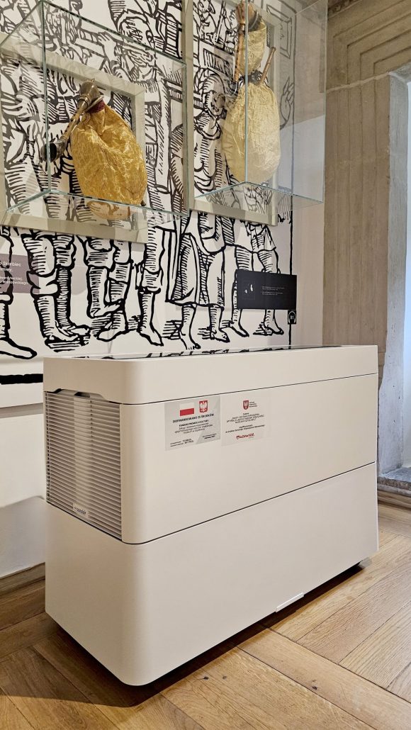 Urządzenie zakupione w ramach projektu „Zakup i dostawa wyposażenia optymalizującego warunki działalności Muzeum”, który otrzymał dofinansowanie ze środków Ministra Kultury i Dziedzictwa Narodowego z programu „Infrastruktura kultury”, ze środków pochodzących z Funduszu Promocji Kultury. Dodatkowe wsparcie zapewnił Samorząd Województwa Mazowieckiego, współfinansując projekt.