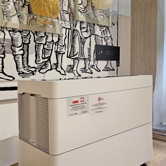 Urządzenie zakupione w ramach projektu „Zakup i dostawa wyposażenia optymalizującego warunki działalności Muzeum”, który otrzymał dofinansowanie ze środków Ministra Kultury i Dziedzictwa Narodowego z programu „Infrastruktura kultury”, ze środków pochodzących z Funduszu Promocji Kultury. Dodatkowe wsparcie zapewnił Samorząd Województwa Mazowieckiego, współfinansując projekt.