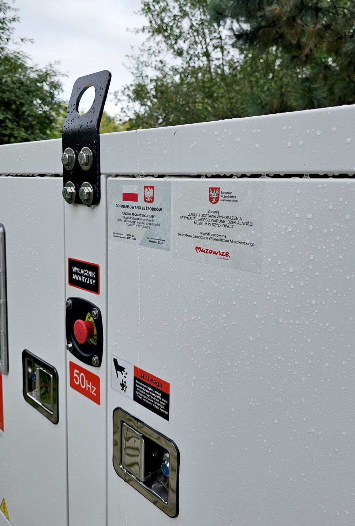 Agregat prądotwórczy zakupiony w ramach projektu „Zakup i dostawa wyposażenia optymalizującego warunki działalności Muzeum”, który otrzymał dofinansowanie ze środków Ministra Kultury i Dziedzictwa Narodowego z programu „Infrastruktura kultury”, ze środków pochodzących z Funduszu Promocji Kultury. Dodatkowe wsparcie zapewnił Samorząd Województwa Mazowieckiego, współfinansując projekt.