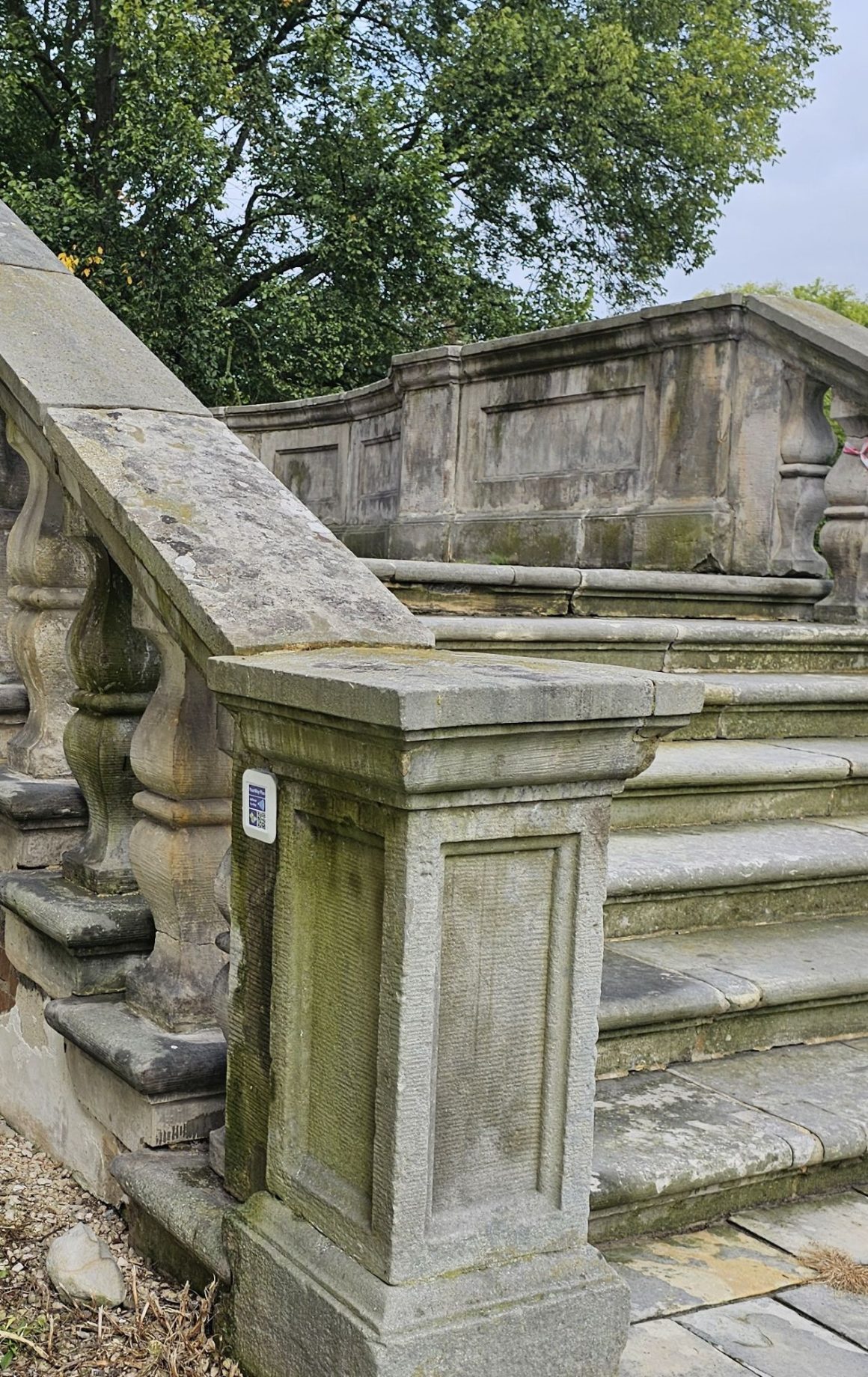 Czujnik zamontowany na schodach zewnętrznych jest elementem systemu dostępności instytucji, zakupiony w ramach projektu „Zakup i dostawa wyposażenia optymalizującego warunki działalności Muzeum”, który otrzymał dofinansowanie ze środków Ministra Kultury i Dziedzictwa Narodowego z programu „Infrastruktura kultury”, ze środków pochodzących z Funduszu Promocji Kultury. Dodatkowe wsparcie zapewnił Samorząd Województwa Mazowieckiego, współfinansując projekt.