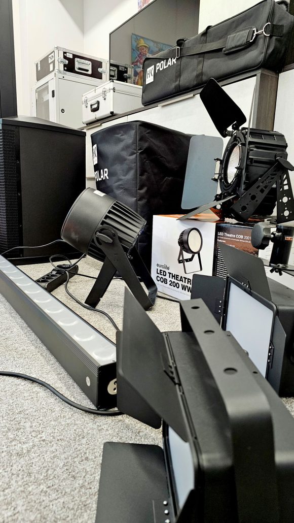 Sprzęt oświetleniowy i nagłośnieniowy zakupiony w ramach projektu „Zakup i dostawa wyposażenia optymalizującego warunki działalności Muzeum”, który otrzymał dofinansowanie ze środków Ministra Kultury i Dziedzictwa Narodowego z programu „Infrastruktura kultury”, ze środków pochodzących z Funduszu Promocji Kultury. Dodatkowe wsparcie zapewnił Samorząd Województwa Mazowieckiego, współfinansując projekt.