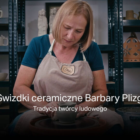 Na zdjęciu Barbara Plizga w swojej pracowni podczas lepienia ganków z gliny. Za nią regał z zaprezentowanymi elemantami ceramicznymi.