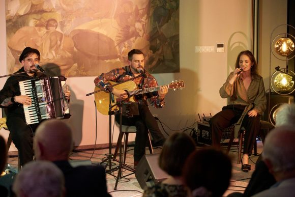 Zespół Czarnina podczas koncertu w Muzeum Ludowy Instrumentów Muzycznych