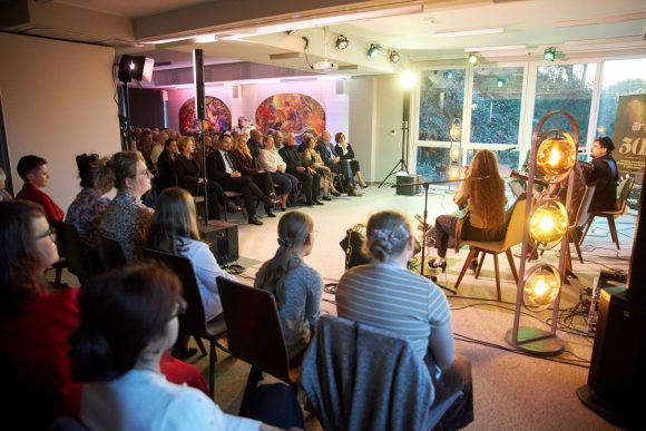 Zespół Czarnina oraz publiczność podczas koncertu w Muzeum Ludowy Instrumentów Muzycznych