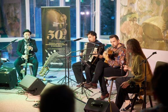 Zespół Czarnina oraz publiczność podczas koncertu w Muzeum Ludowy Instrumentów Muzycznych