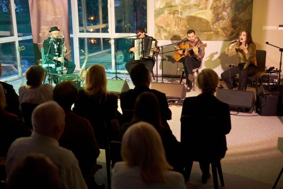 Zespół Czarnina oraz publiczność podczas koncertu w Muzeum Ludowy Instrumentów Muzycznych