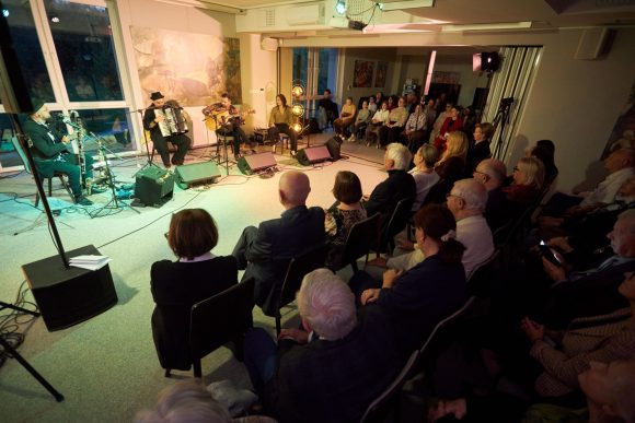 Zespół Czarnina oraz publiczność podczas koncertu w Muzeum Ludowy Instrumentów Muzycznych