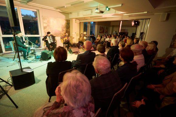 Zespół Czarnina oraz publiczność podczas koncertu w Muzeum Ludowy Instrumentów Muzycznych