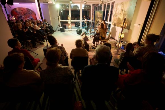 Zespół Czarnina oraz publiczność podczas koncertu w Muzeum Ludowy Instrumentów Muzycznych