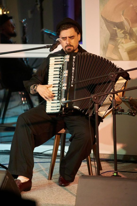 Akordeonista z zespołu Czarnina podczas koncertu w Muzeum Ludowy Instrumentów Muzycznych