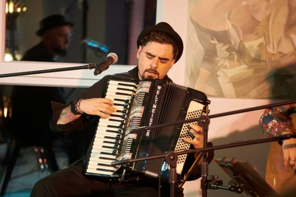 Akordeonista z zespołu Czarnina podczas koncertu w Muzeum Ludowy Instrumentów Muzycznych