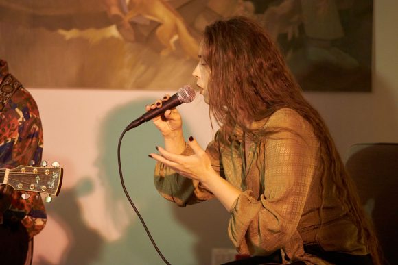 Wokalistka z zespołu Czarnina podczas koncertu w Muzeum Ludowy Instrumentów Muzycznych