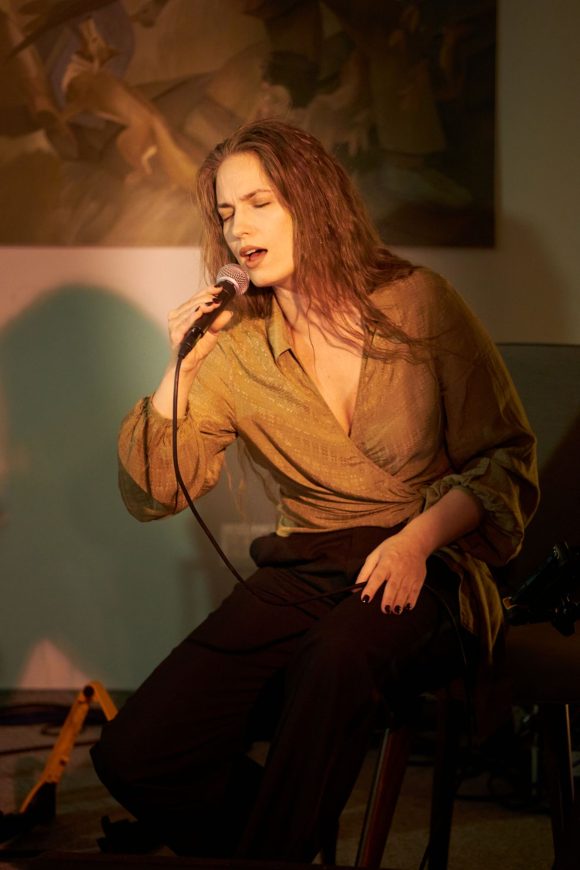 Wokalistka z zespołu Czarnina podczas koncertu w Muzeum Ludowy Instrumentów Muzycznych