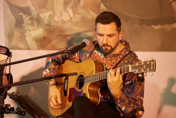 Gitarzysta z zespołu Czarnina podczas koncertu w Muzeum Ludowy Instrumentów Muzycznych