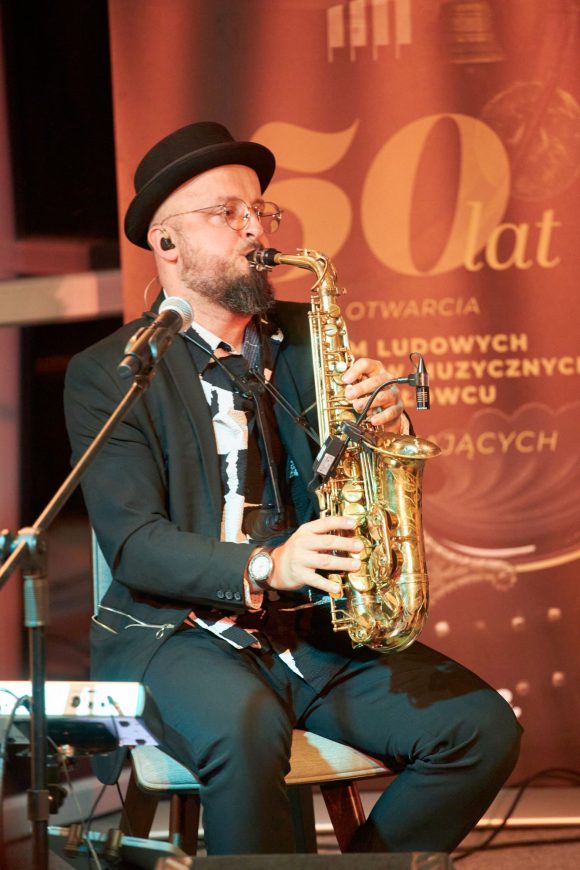 Saksofonista z zespołu Czarnina podczas koncertu w Muzeum Ludowy Instrumentów Muzycznych