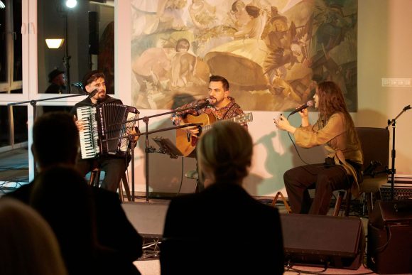 Zespół Czarnina oraz publiczność podczas koncertu w Muzeum Ludowy Instrumentów Muzycznych