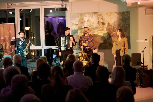 Zespół Czarnina oraz publiczność podczas koncertu w Muzeum Ludowy Instrumentów Muzycznych