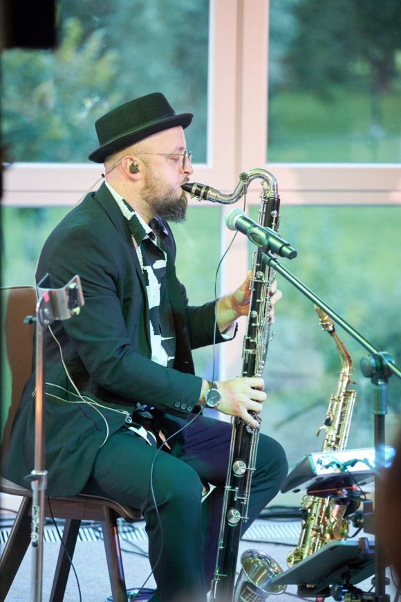 Klarnecista z zespołu Czarnina oraz publiczność podczas koncertu w Muzeum Ludowy Instrumentów Muzycznych