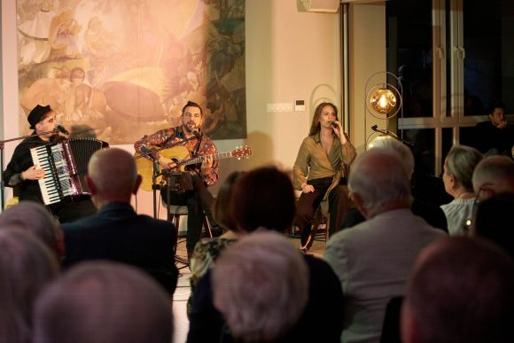 Zespół Czarnina oraz publiczność podczas koncertu w Muzeum Ludowy Instrumentów Muzycznych