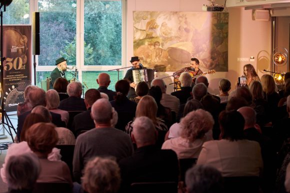 Zespół Czarnina oraz publiczność podczas koncertu w Muzeum Ludowy Instrumentów Muzycznych