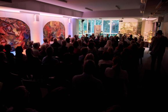 Zespół Czarnina oraz publiczność podczas koncertu w Muzeum Ludowy Instrumentów Muzycznych