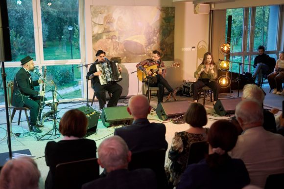 Zespół Czarnina oraz publiczność podczas koncertu w Muzeum Ludowy Instrumentów Muzycznych