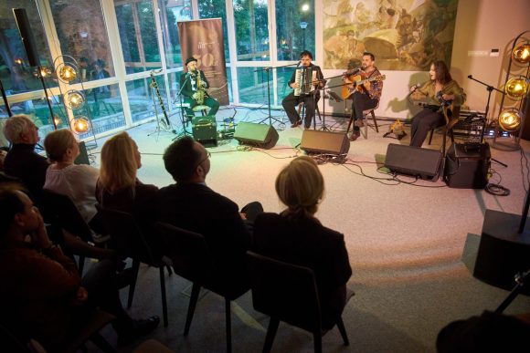 Zespół Czarnina oraz publiczność podczas koncertu w Muzeum Ludowy Instrumentów Muzycznych