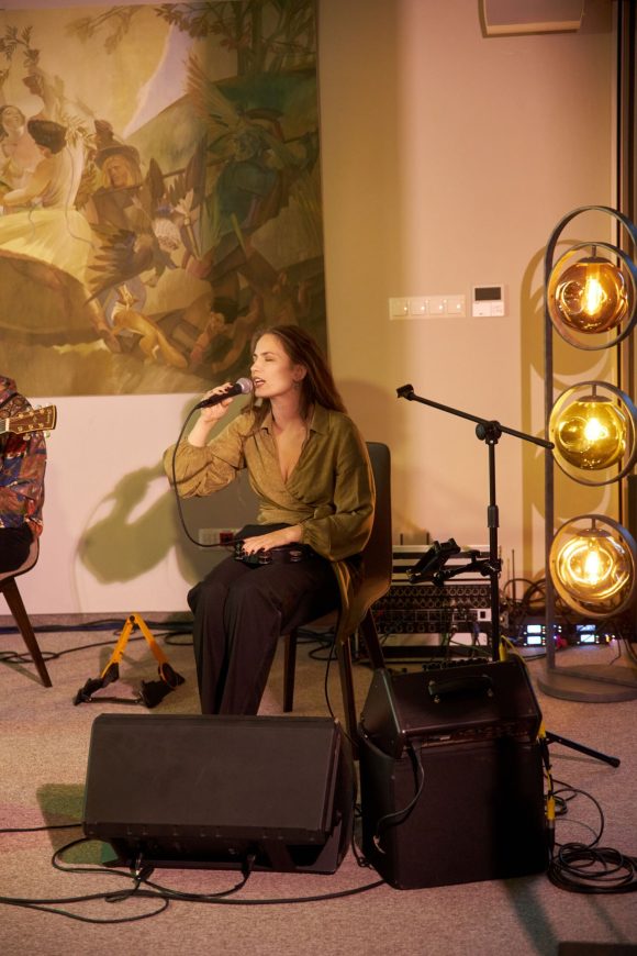 Wokalistka z zespołu Czarnina podczas koncertu w Muzeum Ludowy Instrumentów Muzycznych