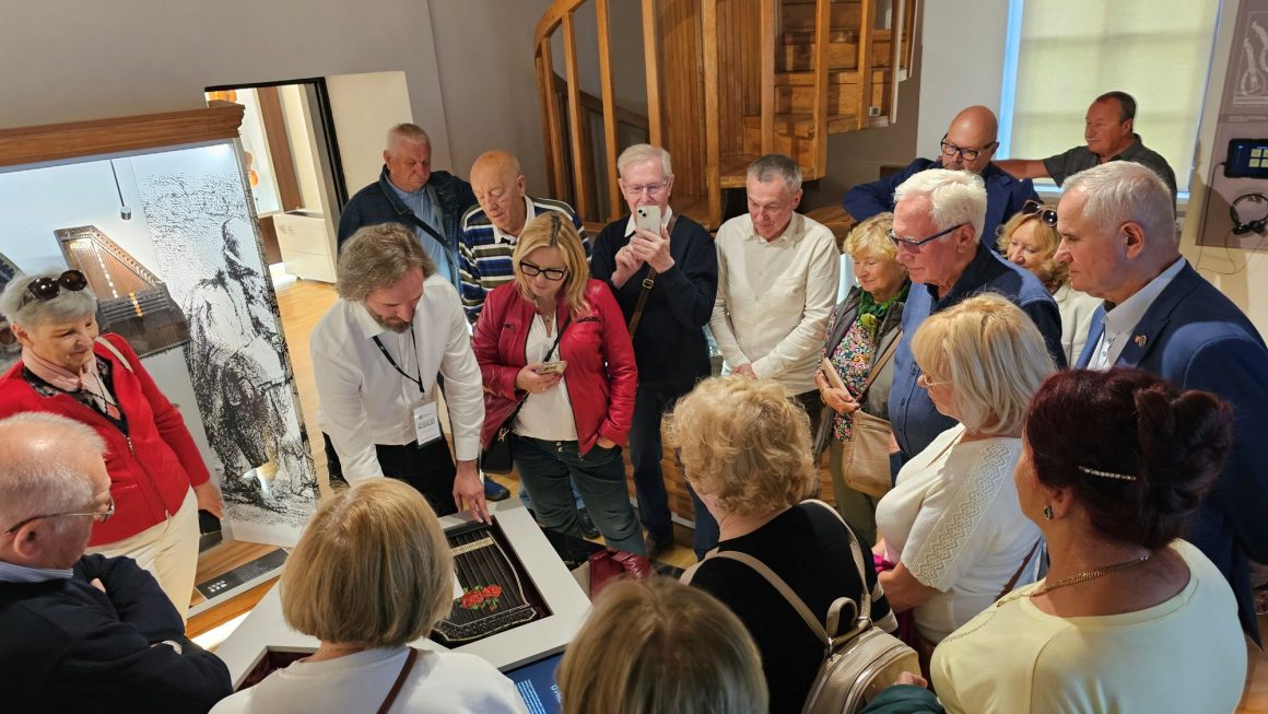 Senatorowie V kadencji Senatu Rzeczypospolitej wraz z przewodnikiem podczas oprowadzania po wystawach w Muzeum Ludowych Instrumentów Muzycznych w Szydłowcu.