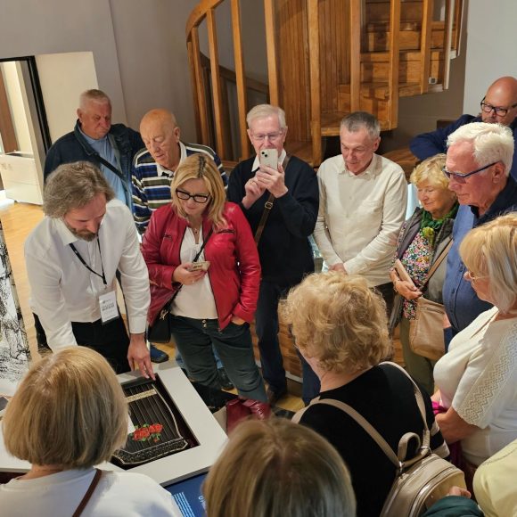 Senatorowie V kadencji Senatu Rzeczypospolitej wraz z przewodnikiem podczas oprowadzania po wystawach w Muzeum Ludowych Instrumentów Muzycznych w Szydłowcu.