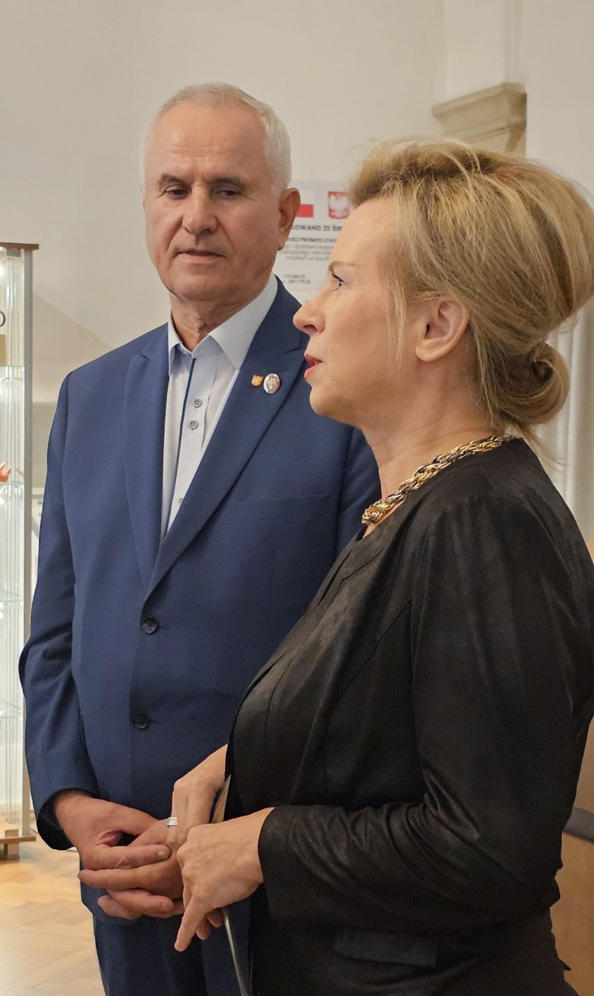 Senator V kadencji Senatu Rzeczypospolitej Zbigniew Gołąbek wraz z dyrektorem Anetą Oborny podczas oprowadzania po wystawach w Muzeum Ludowych Instrumentów Muzycznych w Szydłowcu.