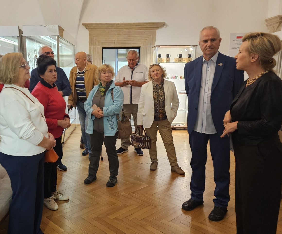 Senatorowie V kadencji Senatu Rzeczypospolitej wraz z dyrektorem Anetą Oborny podczas oprowadzania po wystawach w Muzeum Ludowych Instrumentów Muzycznych w Szydłowcu.