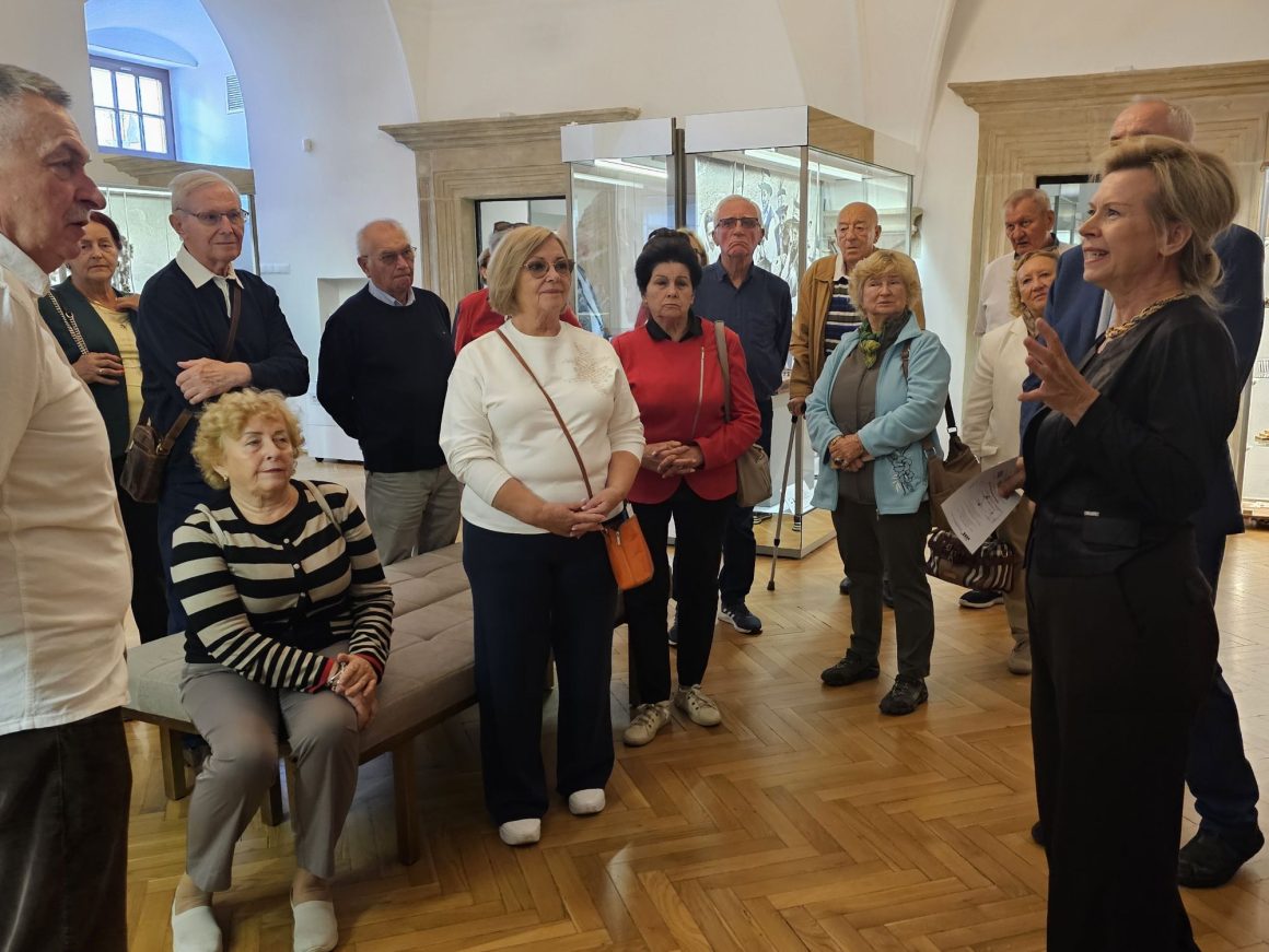 Senatorowie V kadencji Senatu Rzeczypospolitej wraz z dyrektorem Anetą Oborny podczas oprowadzania po wystawach w Muzeum Ludowych Instrumentów Muzycznych w Szydłowcu.