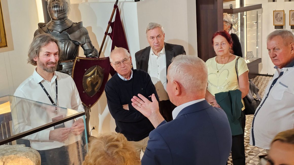 Senatorowie V kadencji Senatu Rzeczypospolitej wraz z przewodnikiem podczas oprowadzania w Muzeum Ludowych Instrumentów Muzycznych w Szydłowcu.