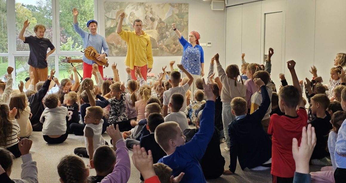 spektakl Kusy Janek Aktorzy z teatrzyku „Słuchaj uchem” oraz dziecięca publiczność podczas spektaklu „Kusy Janek”.