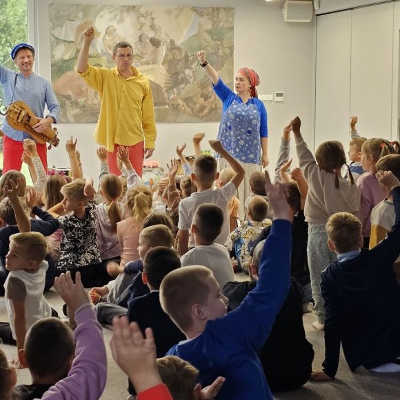 Aktorzy z teatrzyku „Słuchaj uchem” oraz dziecięca publiczność podczas spektaklu „Kusy Janek”.