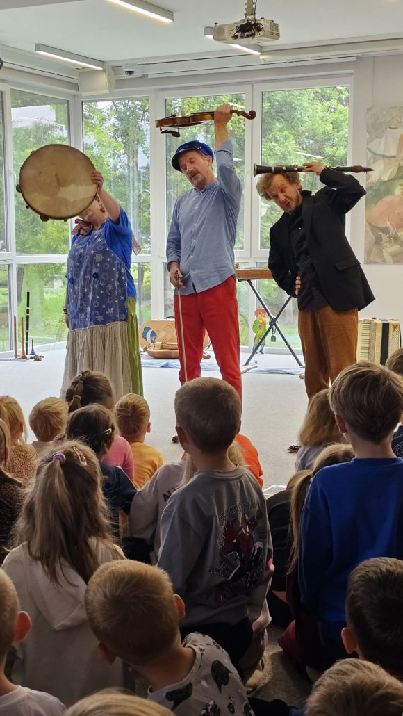 Aktorzy z teatrzyku „Słuchaj uchem” oraz dziecięca publiczność podczas spektaklu „Kusy Janek”.